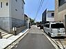 その他：前面道路は閑静な住宅地をはしる車通りの少ない道路。お車の出し入れが苦手なママや小さなお子様にも安心ですね。しっかり舗装もされているので、ベビーカーや自転車で通っても快適に通行できます。
