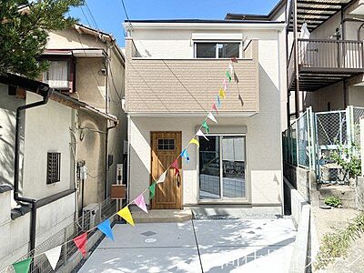 外観：＼同仕様写真／外壁にサイディング材を使用したおしゃれな外観。色柄バリエーションが豊富なため、住まいの表情を豊かに表現してくれます。また、雨で汚れを落としてくれるので、綺麗な外観が長続きします！