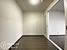 子供部屋：明るく清潔感のある子供部屋は、木のぬくもりを感じる床材で安心感も◎。勉強や遊びに集中できる落ち着いた空間が、健やかな成長をサポートしてくれます。自然光が差し込み、さらに快適な環境が整っています。