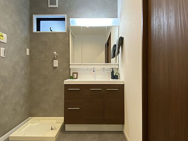 シャンプードレッサーには座って身支度できるスペースもあり、お風呂上がりのドライヤーや朝のお化粧も楽々