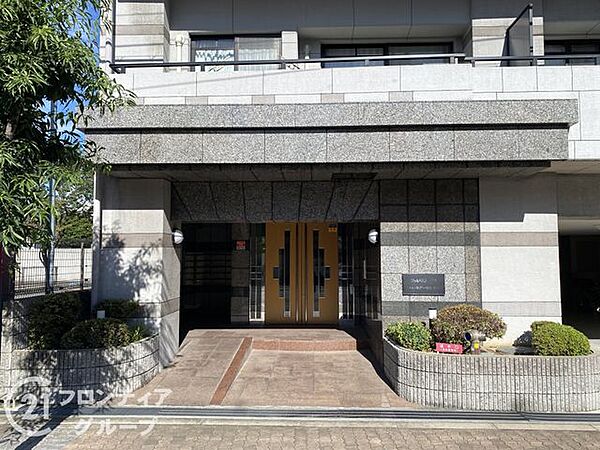 端正な佇まいのエントランスは、帰宅するたびに心が和らぎます。開放感のある設計で帰宅時の印象も明るく、住まいの第一印象を高めます。共用部も清掃が行き届いており、疲れて帰ってきた際に安心できる場所です。