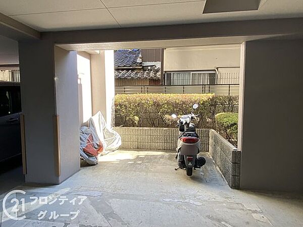 マンション敷地内は広々としたスペースがあり、住民の方々が快適に過ごせる環境が整っています。緑豊かなエリアが広がり、リラックスできる場所で、日常の疲れを癒すことができ、心地よいひとときを提供します。