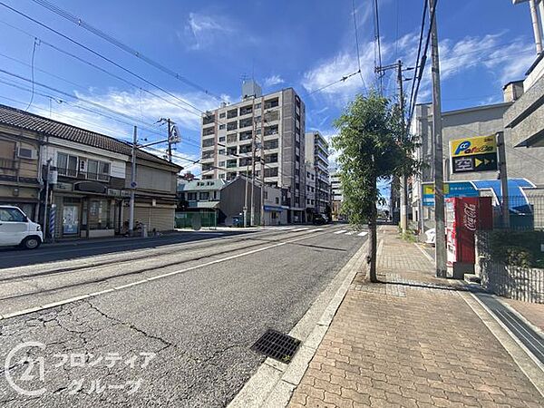 前面道路は見通しもよく、車の出入りや歩行も安心な住環境。交通量が少なめで静かな住まいをお探しの方にもぴったりです。お子様の通学やお散歩など、暮らしの中で安心を感じられる立地が魅力となっています。