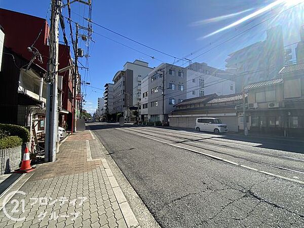 前面道路はしっかりと幅があり、見通しも良好。車の出し入れや歩行者の通行も安心して行える環境です。閑静な住宅街に位置し、騒音の心配も少なく、落ち着いた住環境で快適な暮らしが叶います。