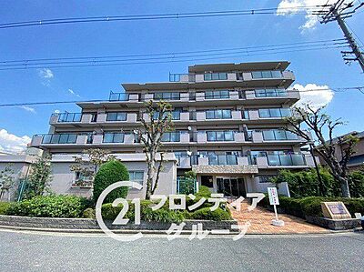 外観:シンプルながらも存在感のあるマンション外観は、住む人を魅了し、日常に特別な時間をもたらします。都会的なデザインが魅力で、住む人に誇りを与える空間です 外観:シンプルながらも存在感のあるマンション外観は、住む人を魅了し、日常に特別な時間をもたらします。都会的なデザインが魅力で、住む人に誇りを与える空間です