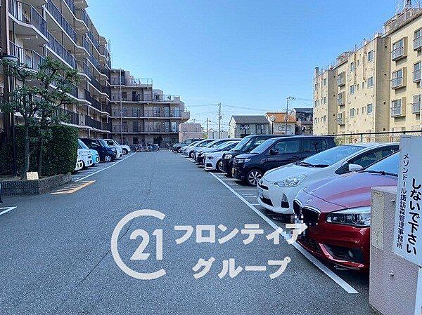 敷地内には平置きタイプの駐車場が設けられており、駐車がスムーズ。区画もゆったりとしているため、運転に不安のある方にも安心してご利用いただけ、毎日の駐車もより快適で便利に行えます。
