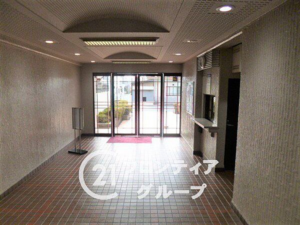 ロビーの通路部分は、明るく清潔感のある空間。日常の移動に欠かせないエリアであり、整理整頓された印象が住まい全体の快適さと管理の良さを物語っており、居住者に安心感を提供します。