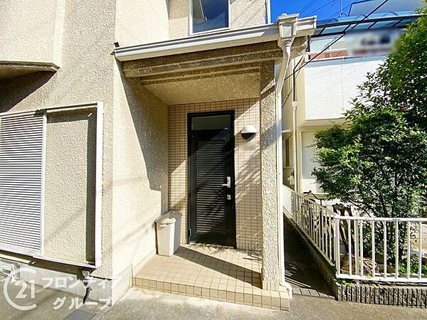 スタイリッシュな玄関で、住む人のセンスを感じさせます
