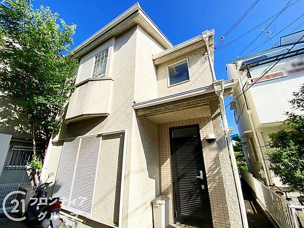 緑に囲まれていて、温かみのある雰囲気を演出します。自然との調和を感じる住まいです。