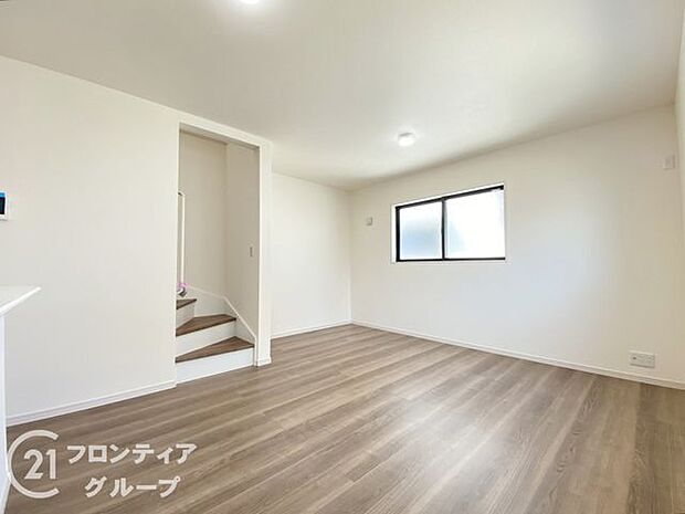 LDKには大きな窓からたくさんの光が入り、明るく、開放的な空間を演出してくれます。お友達が遊びに来た時も自慢のリビングになりますね!