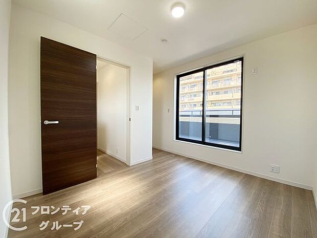 寝室や子供部屋など用途多彩な明るい洋室!