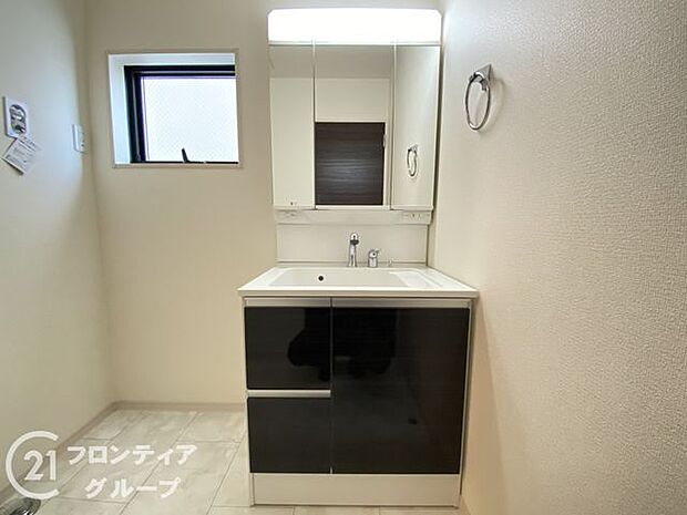 曇り止めヒーター付きのミラーキャビネットを採用しております。ミラーの内側がすべて収納スペースになっているので、スタイリング剤や歯ブラシなどの収納に便利ですね。