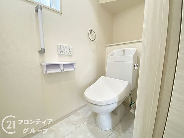 便器にふちがなく、汚れが隠れて見えない部分が極端に少なくなっており、お手入れも楽々!スピーディでパワフルな洗浄力を実現しています!