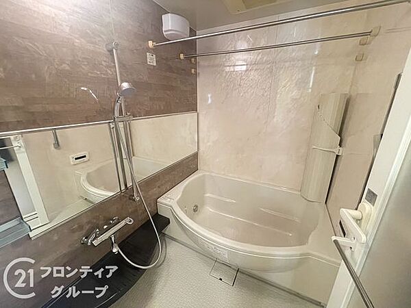 バルコニーからは遠くまで視界が開け、空の広がりや緑が感じられる開放的な眺望で、陽当たりや風通しも良好。天気の良い日は、ゆったりとした気分で景色を楽しめ、リラックスしたひとときを過ごせます。