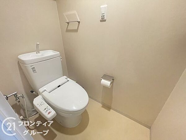 清潔感があり、使いやすさを重視したトイレ。シンプルで機能的なデザインが快適な使用感を提供します。落ち着いた雰囲気の中で、日常的で便利に使用できる空間が整い、毎日の生活をサポートします。