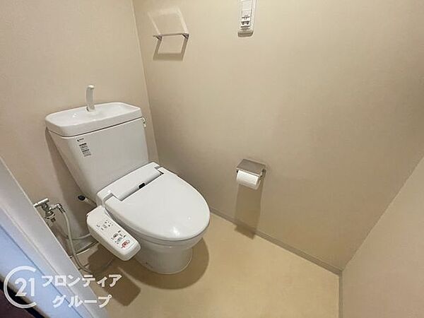 清潔感があり、使いやすさを重視したトイレ。シンプルで機能的なデザインが快適な使用感を提供します。落ち着いた雰囲気の中で、日常的で便利に使用できる空間が整い、毎日の生活をサポートします。