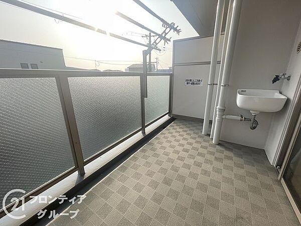 視界が開けた南面のバルコニーは、朝から日差しが入り、室内まで明るく保ちます。洗濯だけでなく、読書やコーヒーブレイクにもぴったりの、暮らしを豊かにする快適な屋外空間です。