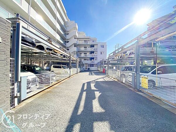 駐車場は敷地内にゆとりをもって配置されており、車両の出し入れが快適。区画整備も丁寧で、見通しの良さと安全性が魅力です。来客用のスペースとしても活用しやすく、住まう人に優しい配慮がされた駐車環境です。