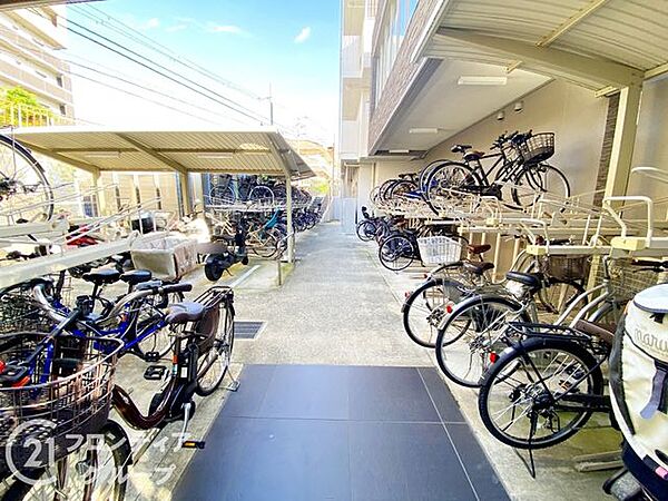 屋根付きの駐輪場は、雨や風から自転車をしっかり守ります。盗難防止のセキュリティ性にも優れ、日常的に安心して利用可能。天候に左右されない快適さが魅力の設備で、大切な自転車を安心して保管できます。