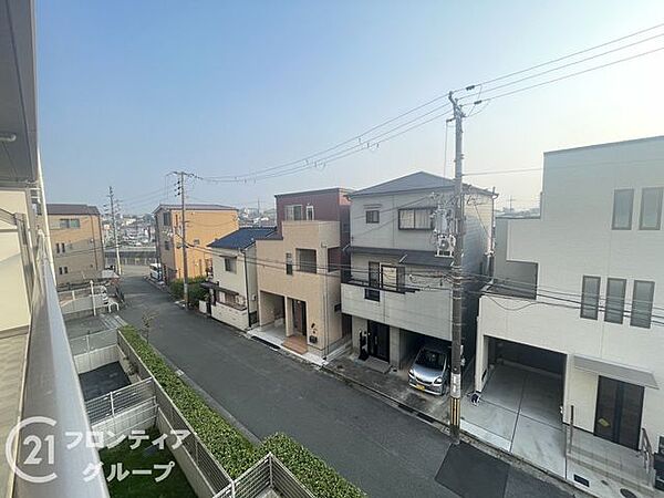 バルコニーからは遠くまで視界が開け、空の広がりや緑が感じられる開放的な眺望で、陽当たりや風通しも良好。天気の良い日は、ゆったりとした気分で景色を楽しめ、リラックスしたひとときを過ごせます。