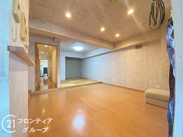 リビングは、家族や友人との時間を楽しむのに最適な広さです。快適な居住空間を提供します。