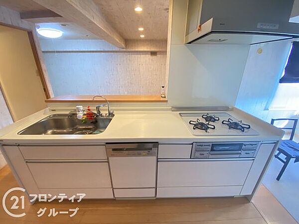 3口コンロ付きのキッチンは、調理の効率が良く、同時に多くの料理を作れる便利で機能的な空間です