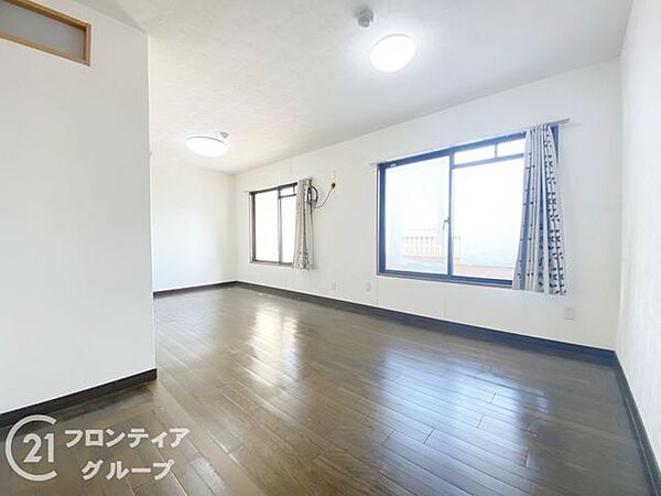 快適な寝室は、静かで落ち着いた雰囲気があり、毎日の疲れを癒す贅沢な時間を提供し、質の良い睡眠を促します！