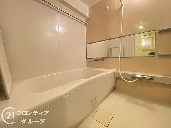 広々としたバスルームで、心地よいリラックスタイムを楽しめます。快適な空間で、日々の疲れを癒す贅沢な時間を提供します。