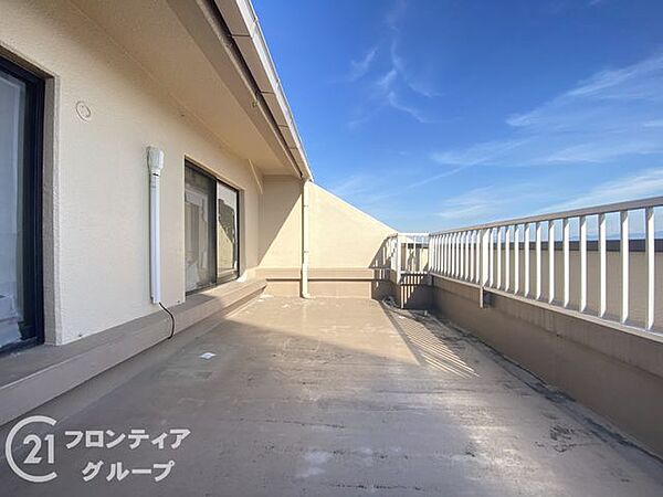 広々としたバルコニーで、家族や友人と楽しいひとときを過ごせます能です。