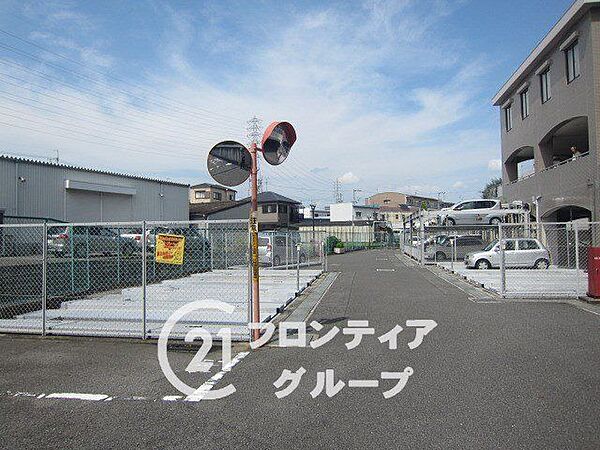 24時間利用可能な駐車場は、ライフスタイルに合わせて自由に使えます。便利な生活をサポートします。