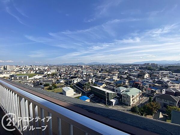 バルコニーからの景色は、日常の中に小さな楽しみを見つけられ、心を和ませます
