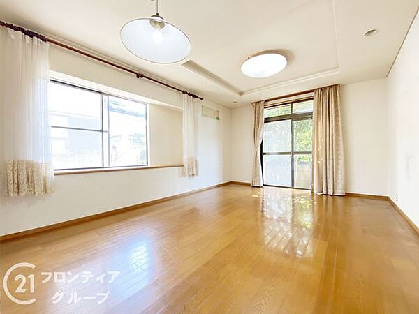 リビングは、家族や友人との時間を楽しむのに最適な広さです。快適な居住空間を提供します。