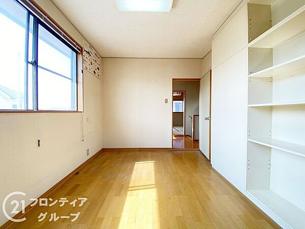 明るく広々とした子ども部屋は、遊び心をくすぐる空間です。お子様の成長を見守るのにぴったりの環境です。