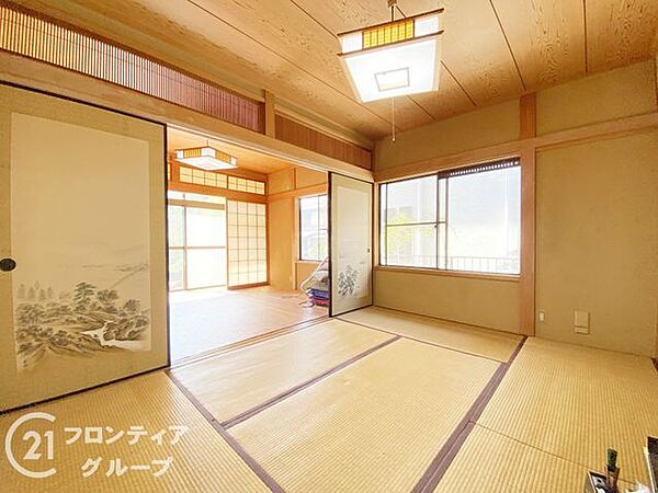 明るく広々とした子ども部屋は、遊び心をくすぐる空間です。お子様の成長を見守るのにぴったりの環境です。