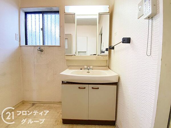 大きい窓のある洗面所は、自然光がたっぷり入り、明るく清潔感があり、朝の準備が気持ちよくできます！
