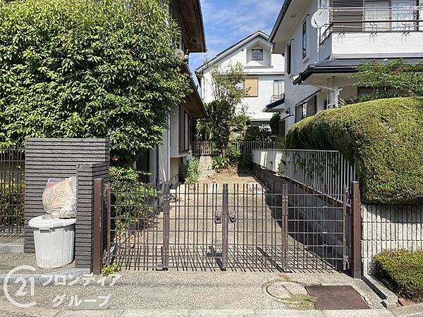 広々とした玄関で、家族全員が快適に出入りできる空間です