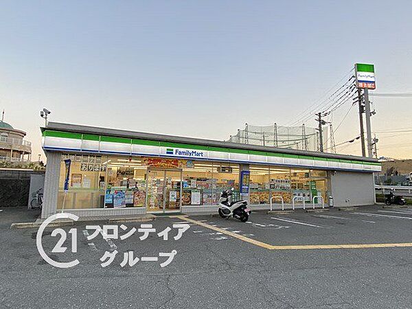 ファミリーマート羽曳野埴生野店 徒歩11分。 880m