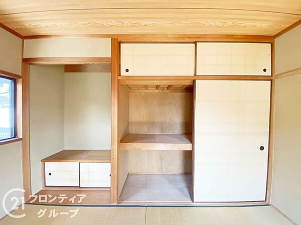 おしゃれな押入は、インテリアを楽しみながら収納できます。デザイン性に優れた空間で、片付けが楽しくなります。