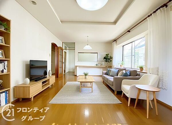 リビングは来客対応やテレワーク、家族の団らんなど、多様なシーンに対応する設計。窓辺に観葉植物を置いたり、ラグやソファで雰囲気を変えるなど、アレンジが楽しめます。