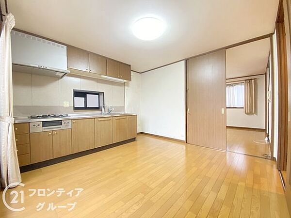 リビングは、落ち着いた色合いのフローリングが特徴です。家族の時間を大切にする理想的な空間です。