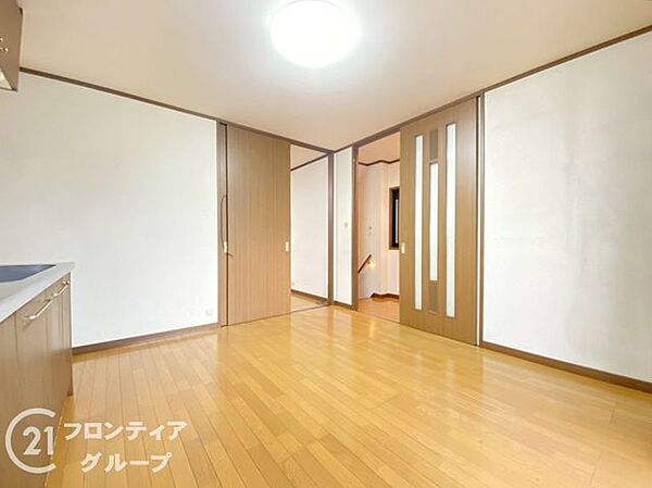 リビングは、落ち着いた色合いのフローリングが特徴です。家族の時間を大切にする理想的な空間です。