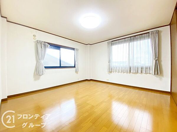 快適な寝室は、静かで落ち着いた雰囲気があり、毎日の疲れを癒す贅沢な時間を提供し、質の良い睡眠を促します！