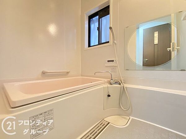 落ち着いた色合いは、心を穏やかにし、リラックスタイムをより豊かにする素敵な選択です。窓があるのでこまめに換気ができ、清潔感あふれるバスルームで快適な時間をお過ごしください。