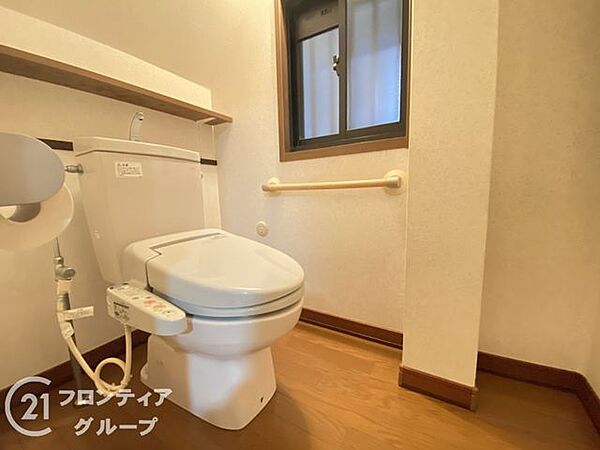 トイレは、清潔感と快適さを兼ね備えた空間です。落ち着いた色合いの内装が、リラックスできる雰囲気を演出しています