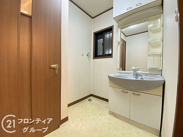 大きい窓のある洗面所は、自然光がたっぷり入り、明るく清潔感があり、朝の準備が気持ちよくできます！