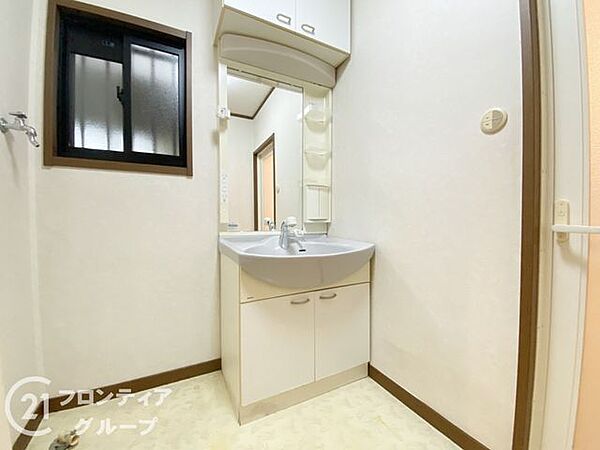 清潔感あふれるデザインの洗面台は、広々としたスペースで毎日の身支度が快適に行え、使い勝手がとても良いです！