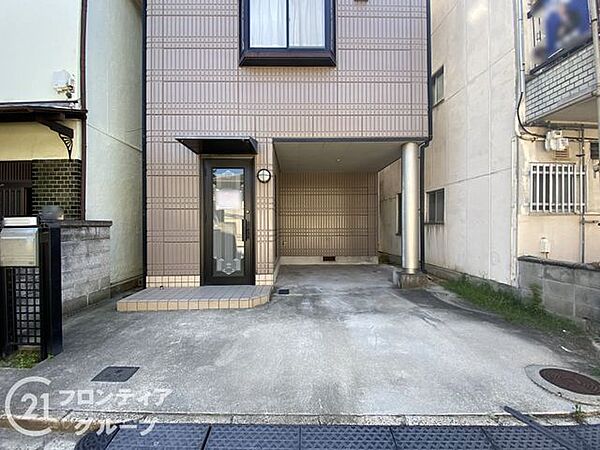 使いやすい駐車場で、家族全員が快適に利用できる空間です