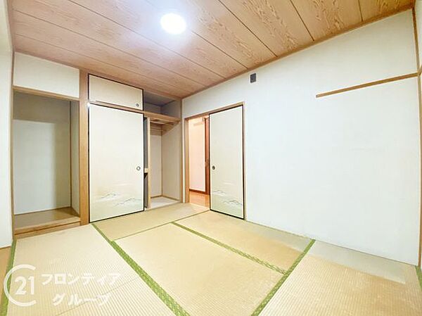 和の美しさを感じる和室で、心地よいひとときを過ごせます。畳の香りが心地よい和室で、リラックスした時間を楽しめ、伝統的な和室で落ち着いた雰囲気を満喫してください