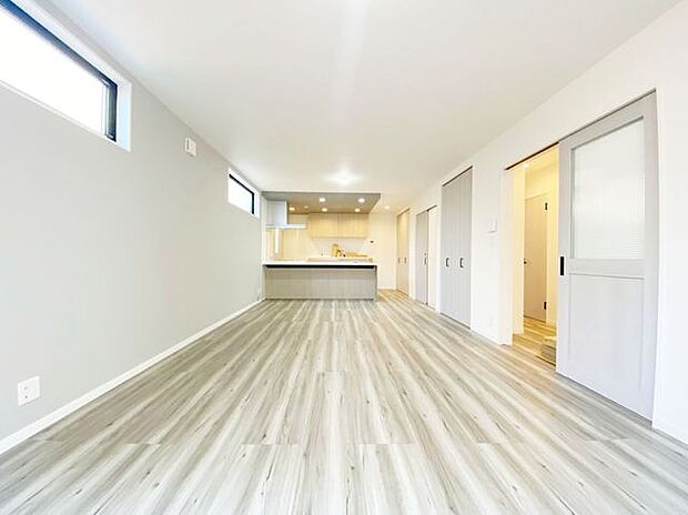 家族が自然と顔を合わせる機会が増えるリビング階段。玄関ホールや廊下を省略できるため、家の中のスペースの有効活用にもなります。