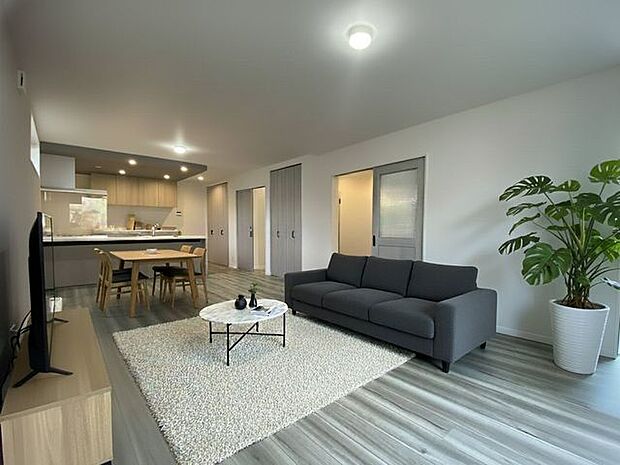 【家具設置イメージ図】リビングは、落ち着いた色合いのフローリングが特徴です。家族の時間を大切にする理想的な空間です。